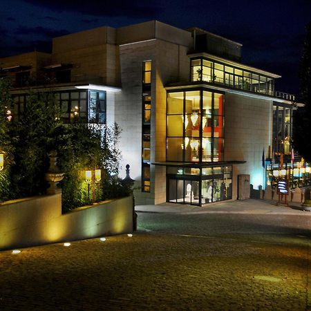 Pazo Los Escudos Hotel Spa & Resort Vigo Bagian luar foto The main entrance of the museum