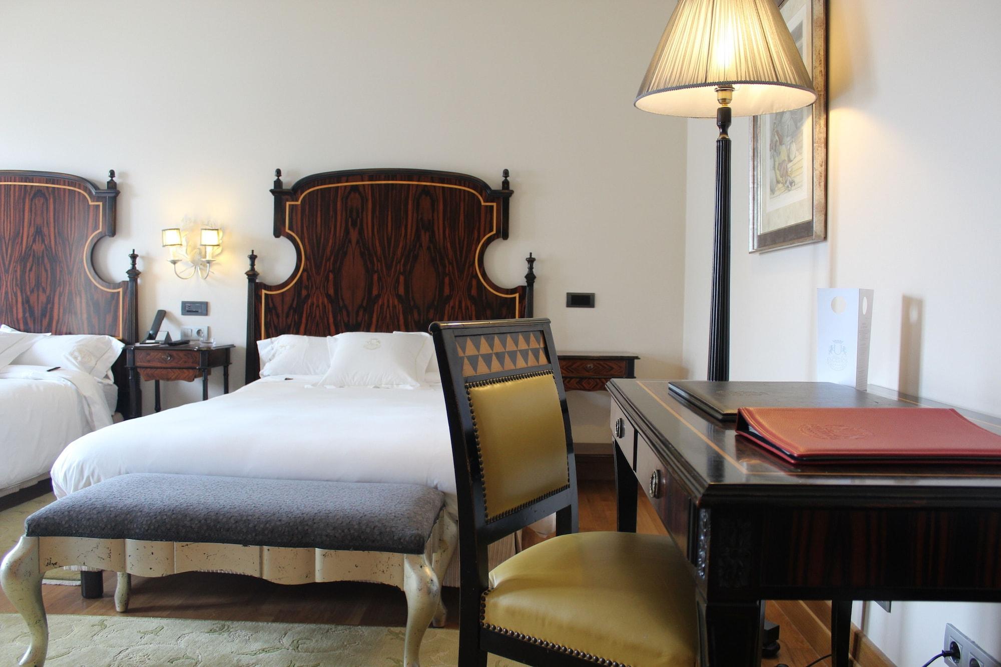 Pazo Los Escudos Hotel Spa & Resort Vigo Bagian luar foto A room at the hotel