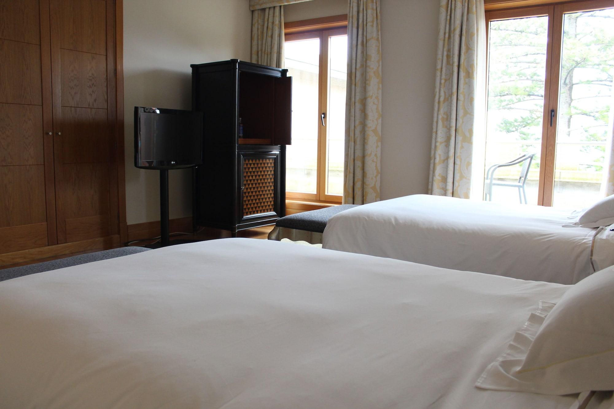 Pazo Los Escudos Hotel Spa & Resort Vigo Bagian luar foto A room at the hotel