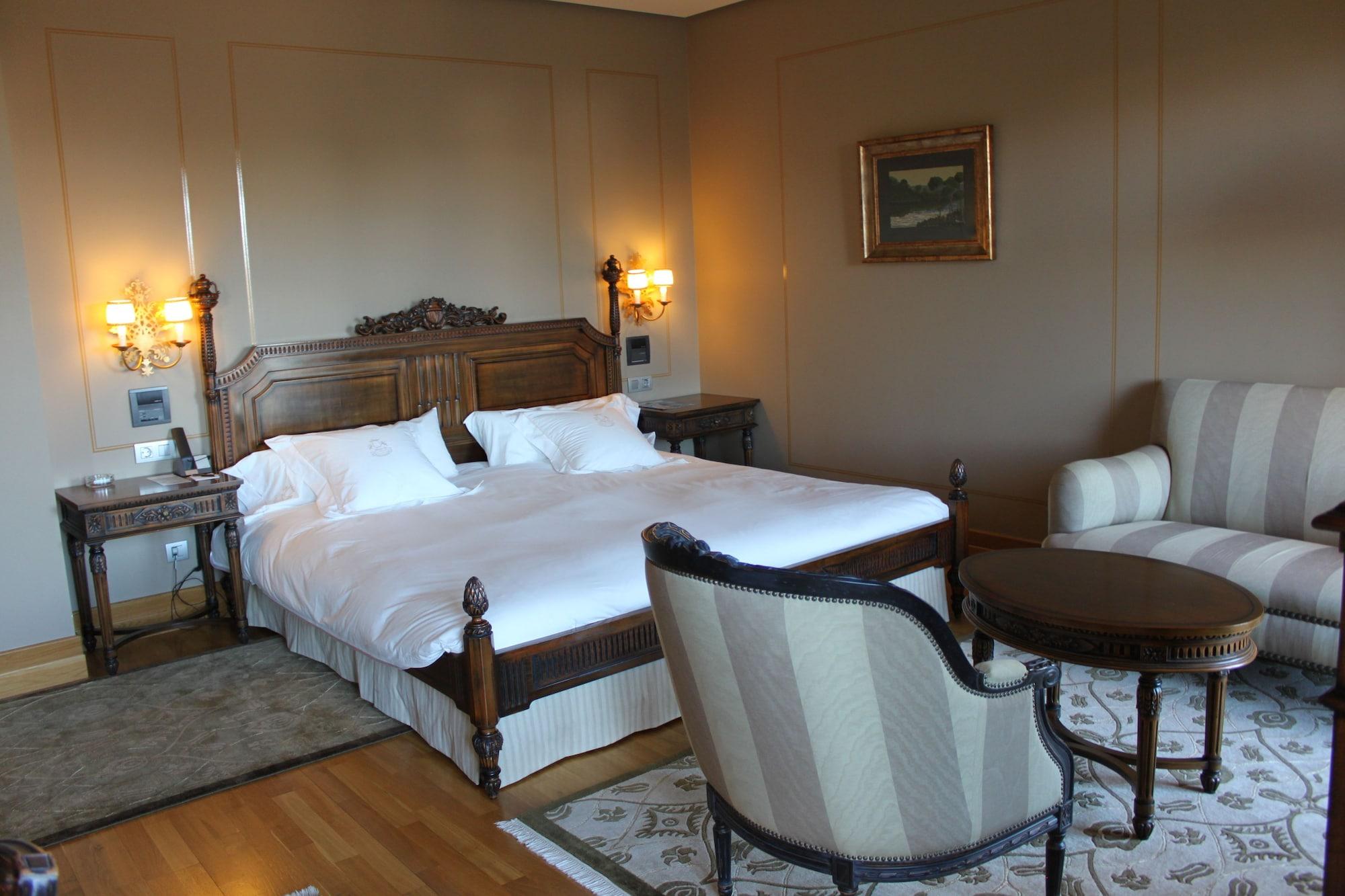 Pazo Los Escudos Hotel Spa & Resort Vigo Bagian luar foto A room at the hotel