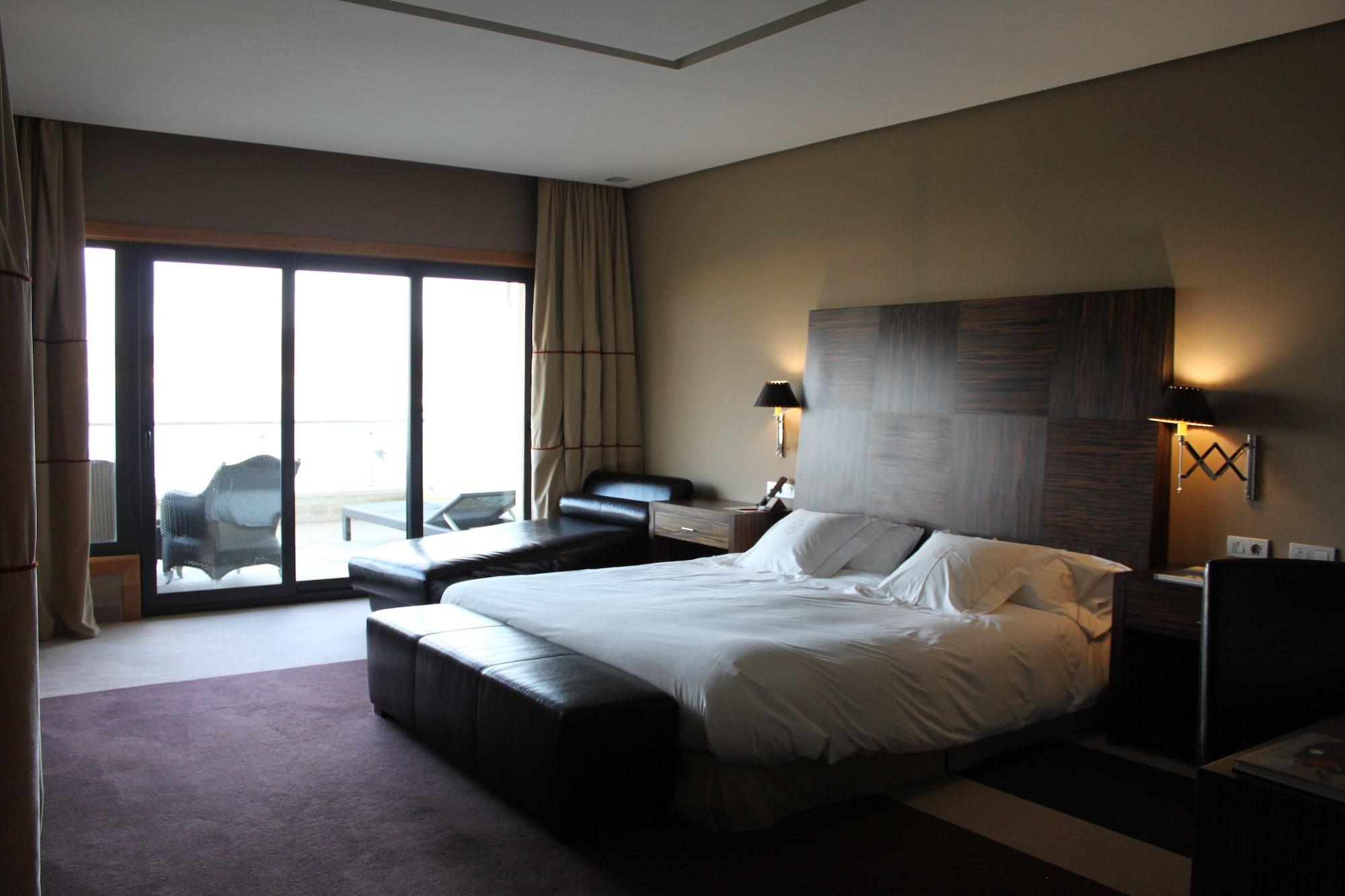 Pazo Los Escudos Hotel Spa & Resort Vigo Bagian luar foto A room at the hotel