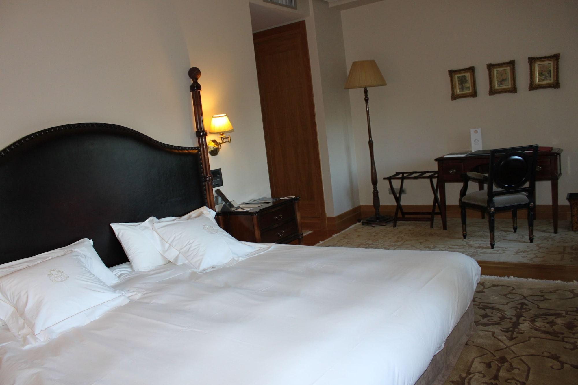 Pazo Los Escudos Hotel Spa & Resort Vigo Bagian luar foto A room at the hotel