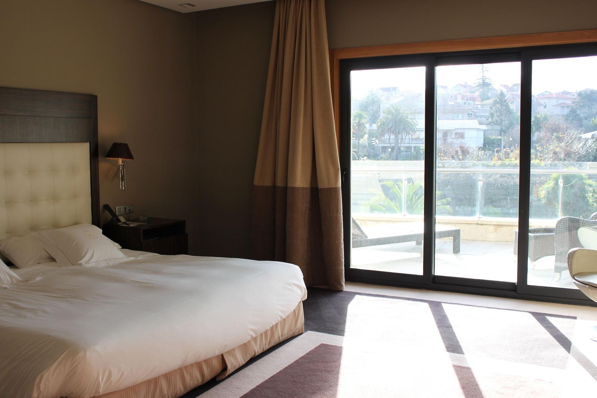 Pazo Los Escudos Hotel Spa & Resort Vigo Bagian luar foto A room at the hotel