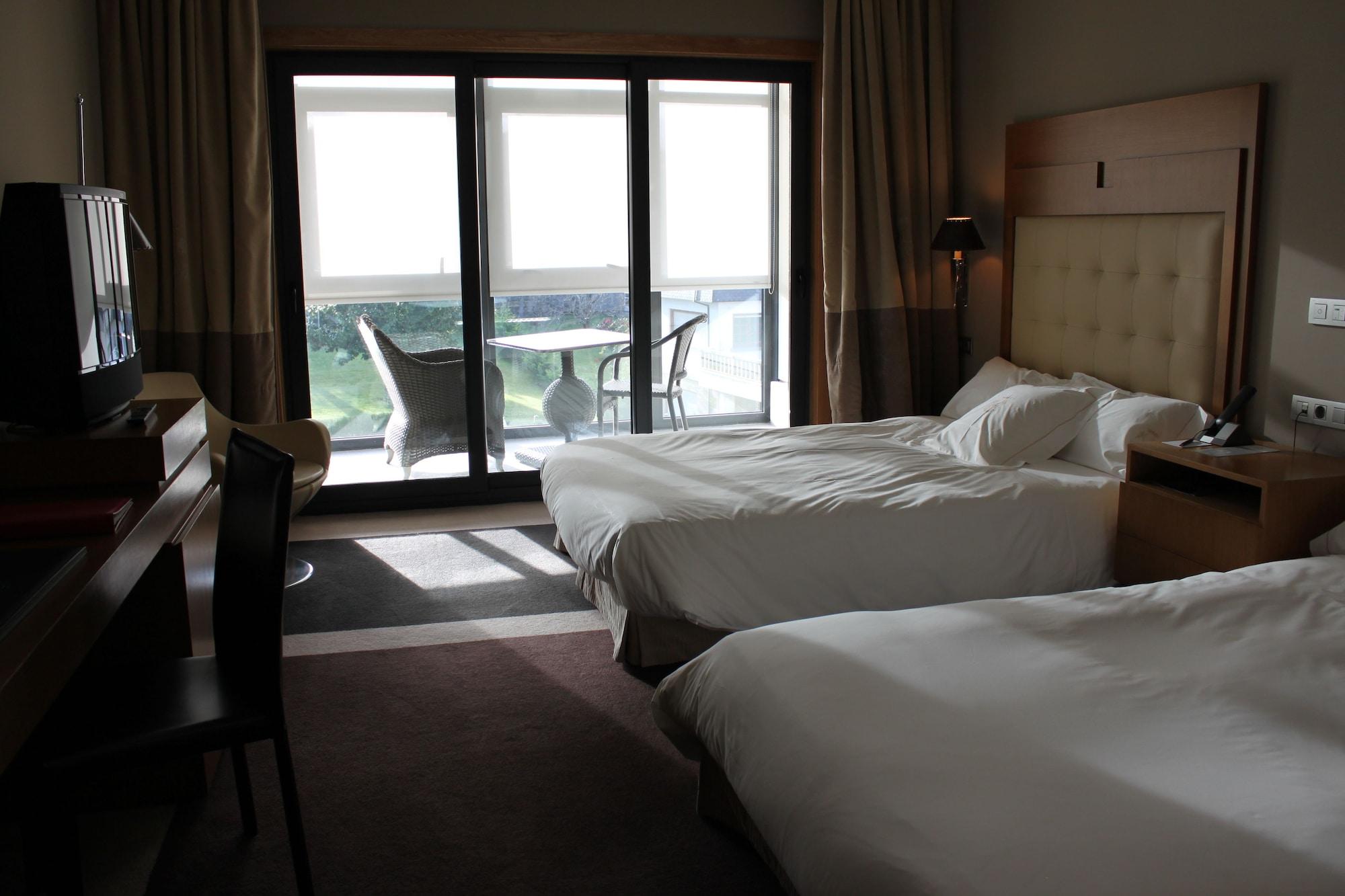 Pazo Los Escudos Hotel Spa & Resort Vigo Bagian luar foto A room at the hotel
