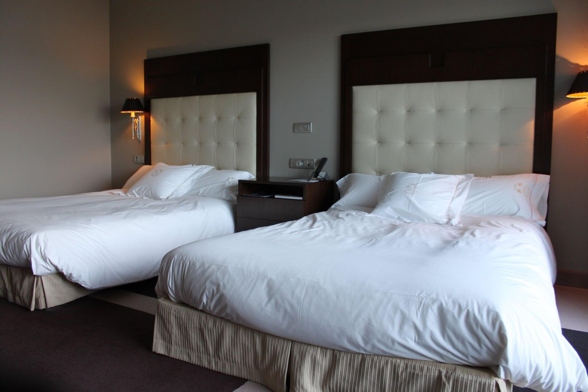 Pazo Los Escudos Hotel Spa & Resort Vigo Bagian luar foto A room at the hotel