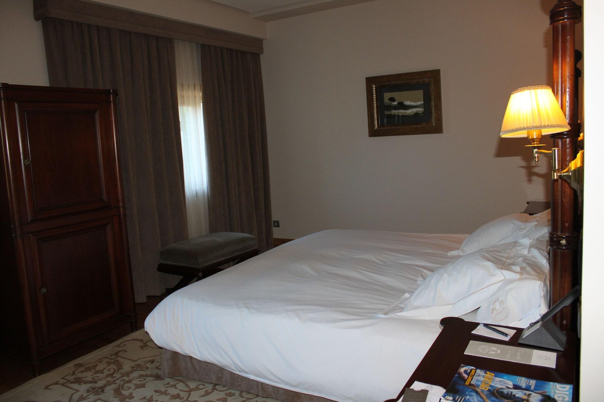 Pazo Los Escudos Hotel Spa & Resort Vigo Bagian luar foto A bedroom at the hotel