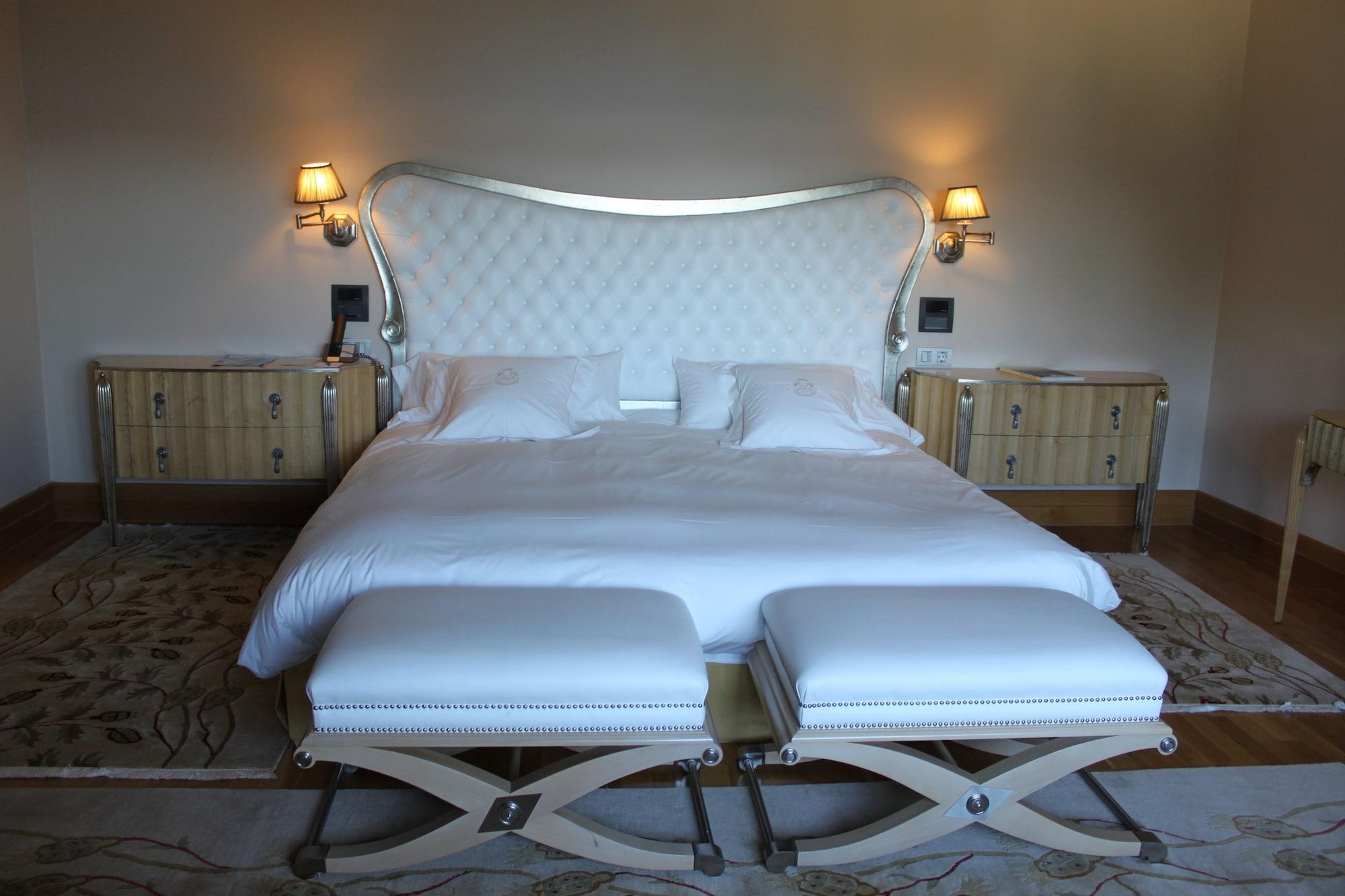 Pazo Los Escudos Hotel Spa & Resort Vigo Bagian luar foto A bed