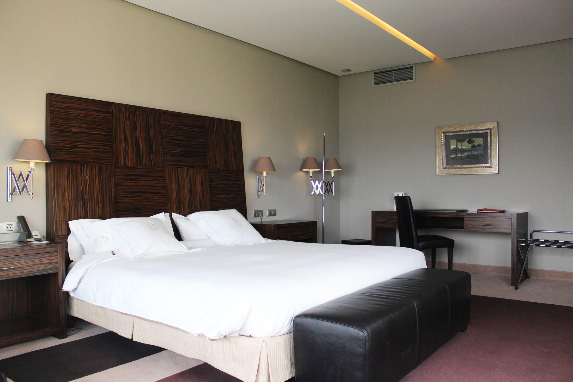 Pazo Los Escudos Hotel Spa & Resort Vigo Bagian luar foto A room at the hotel
