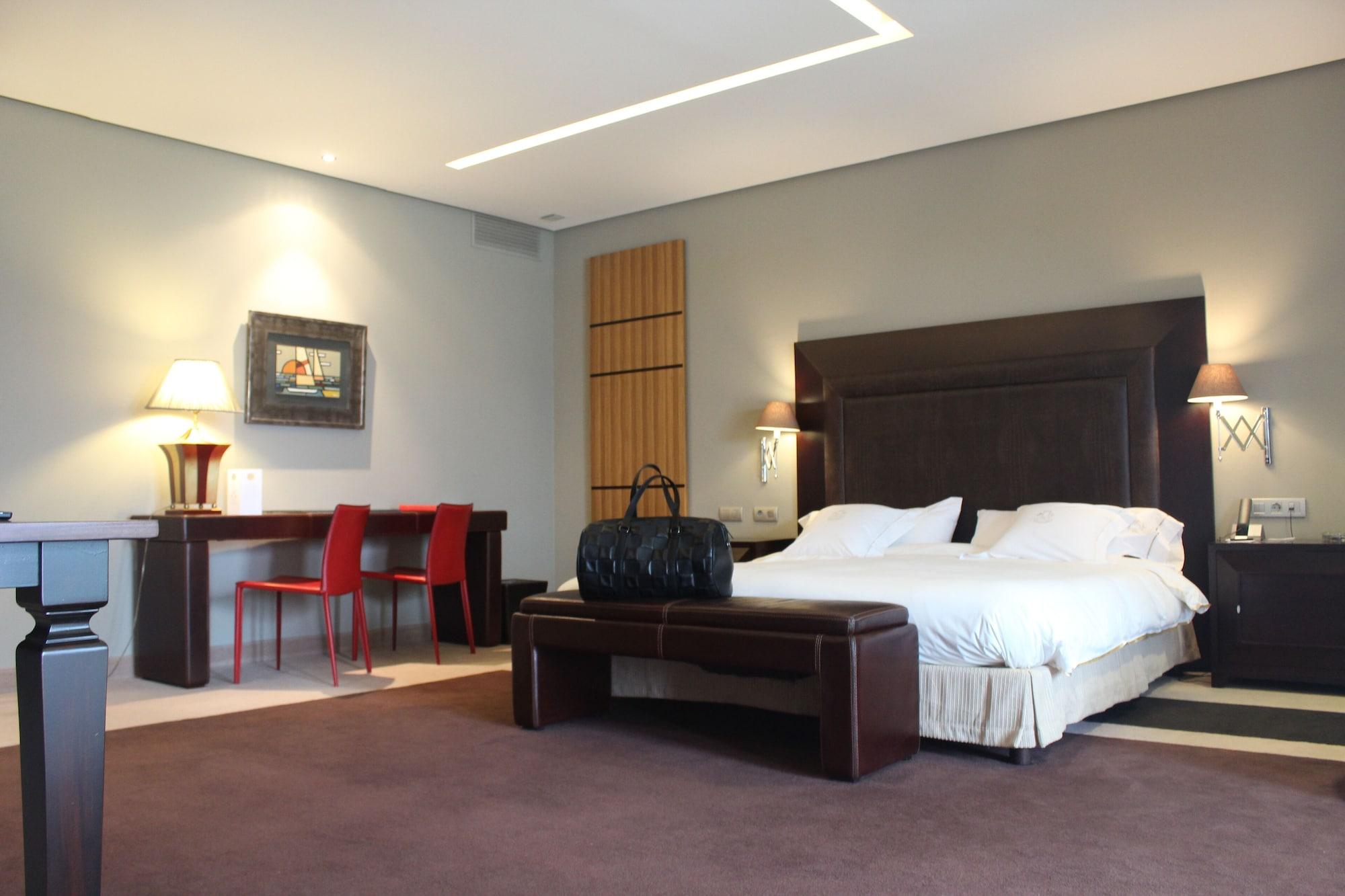 Pazo Los Escudos Hotel Spa & Resort Vigo Bagian luar foto A room at the hotel