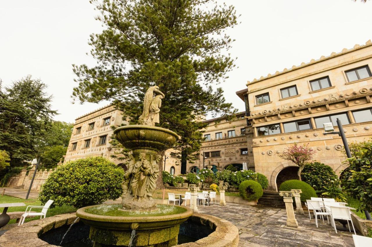 Pazo Los Escudos Hotel Spa & Resort Vigo Bagian luar foto Fountain in the courtyard of the hotel