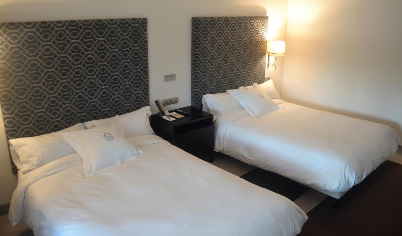 Pazo Los Escudos Hotel Spa & Resort Vigo Bagian luar foto A room at the hotel
