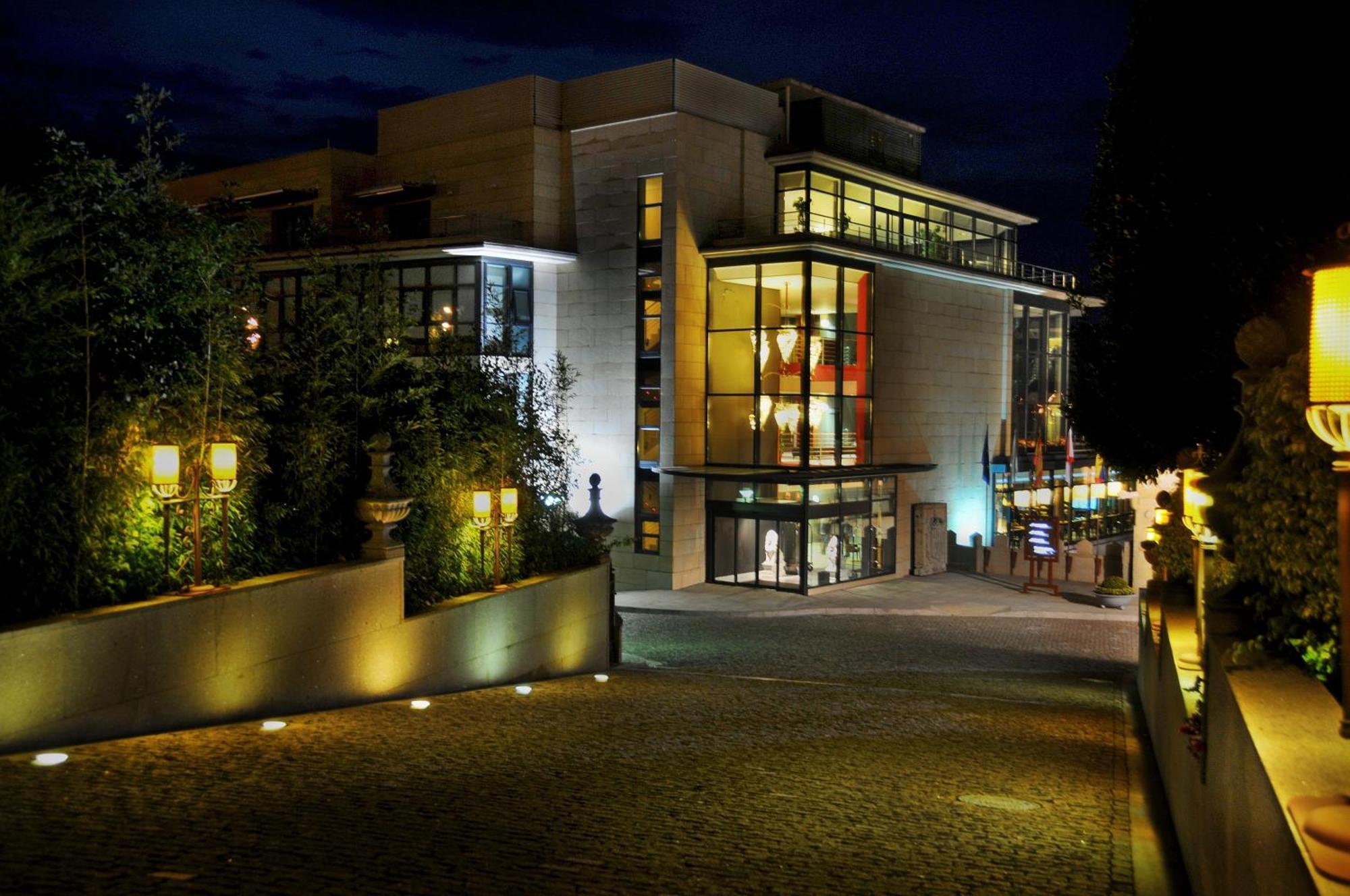Pazo Los Escudos Hotel Spa & Resort Vigo Bagian luar foto The main entrance of the museum