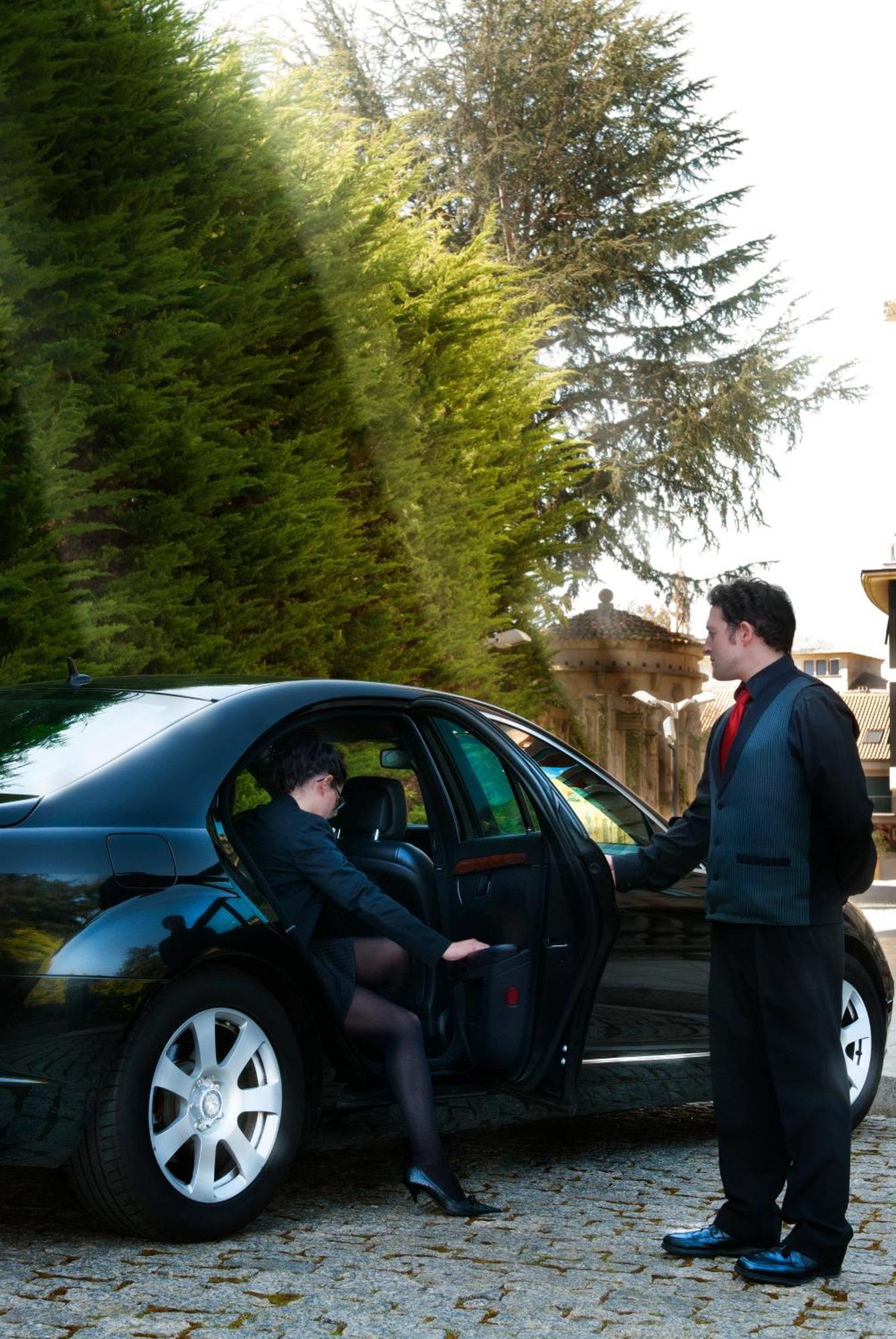 Pazo Los Escudos Hotel Spa & Resort Vigo Bagian luar foto A chauffeur opening the car door for a passenger