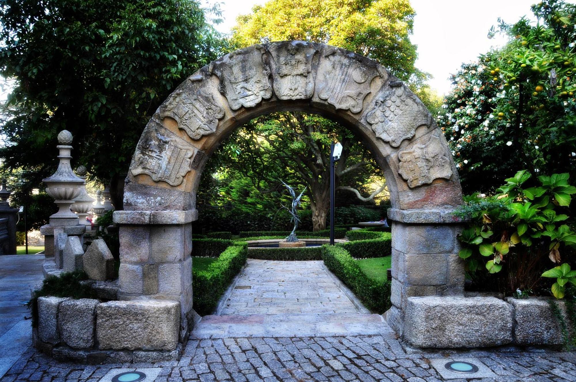 Pazo Los Escudos Hotel Spa & Resort Vigo Bagian luar foto Entrance to the gardens