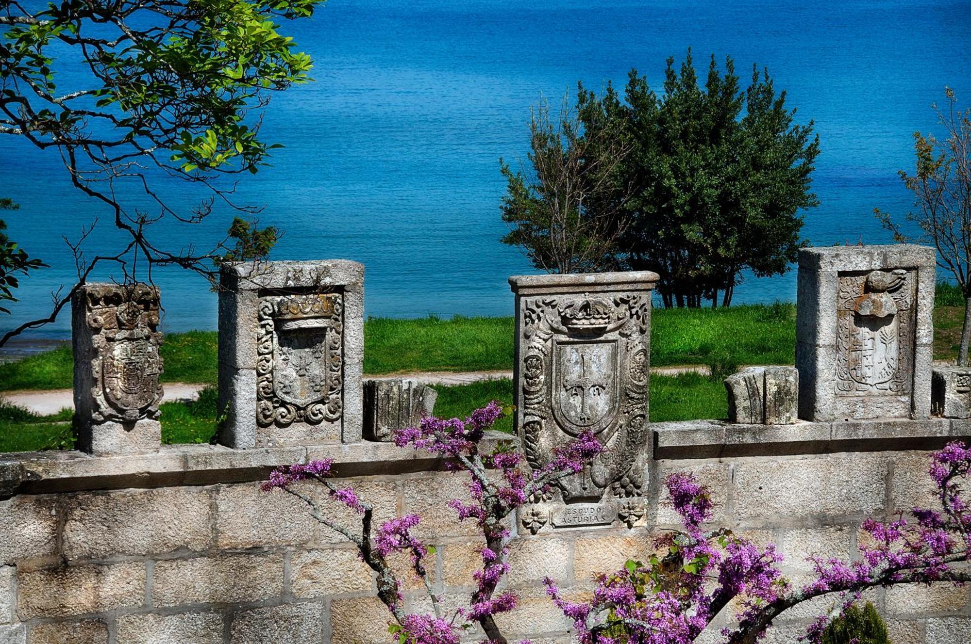 Pazo Los Escudos Hotel Spa & Resort Vigo Bagian luar foto The four columns of the temple